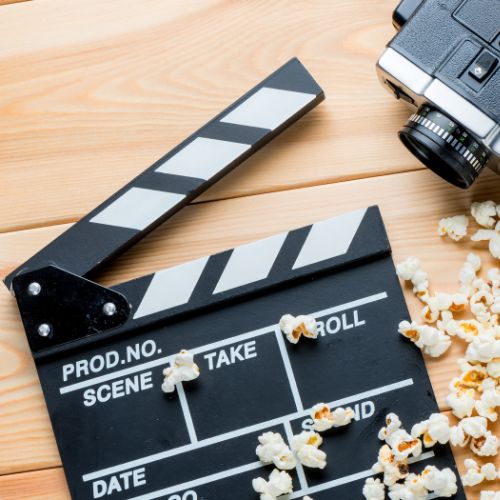 Film dreh popcorn und eine Kamera