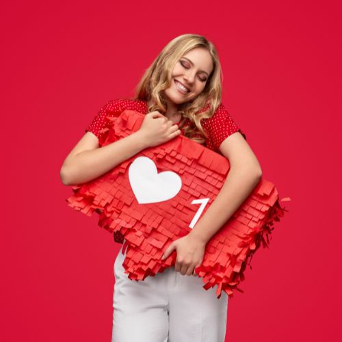 eine Frau mit einem Herzen als Like Button